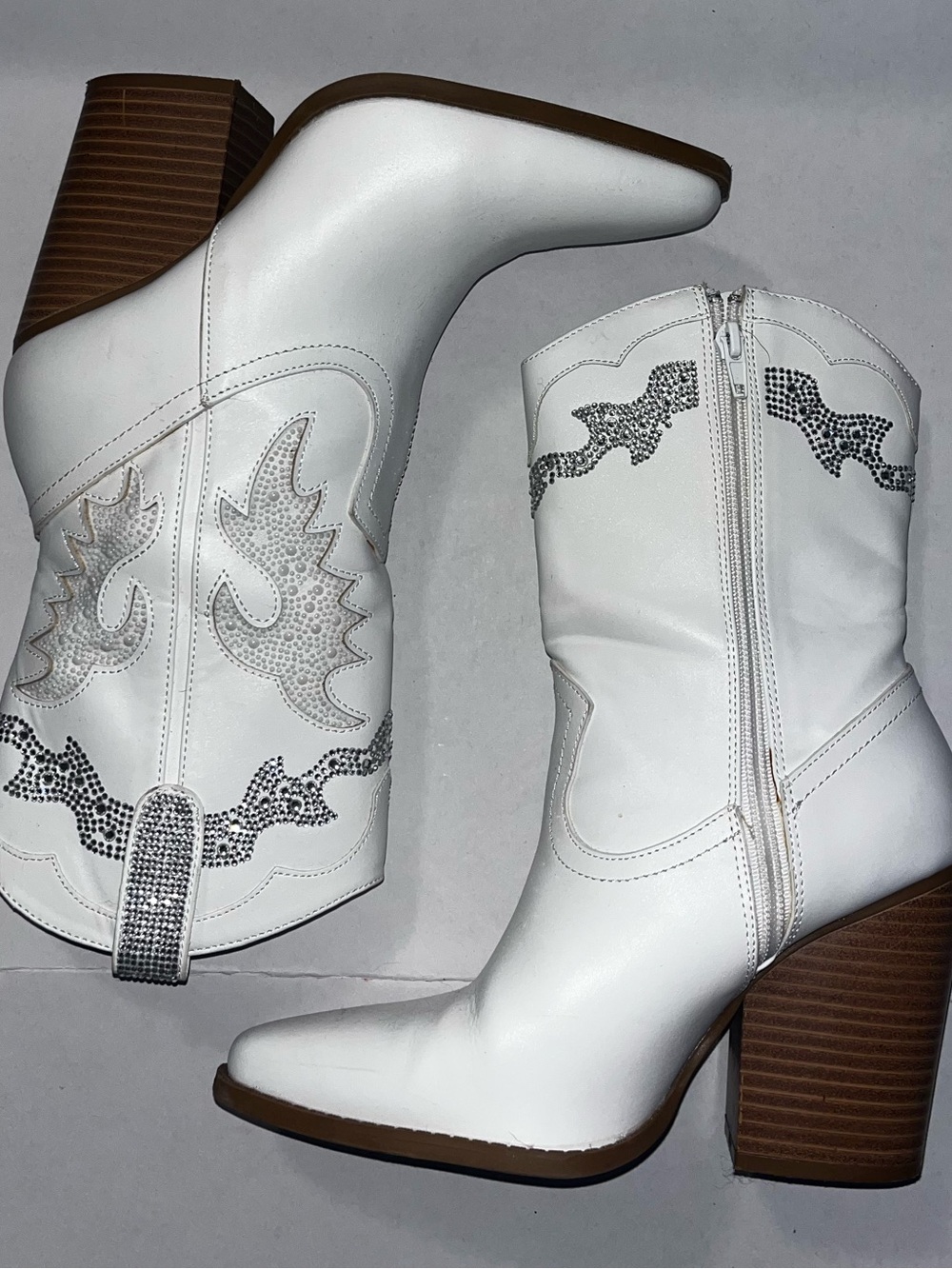 White Women's Heeled Boots with Rhinestones and Pearls 7M